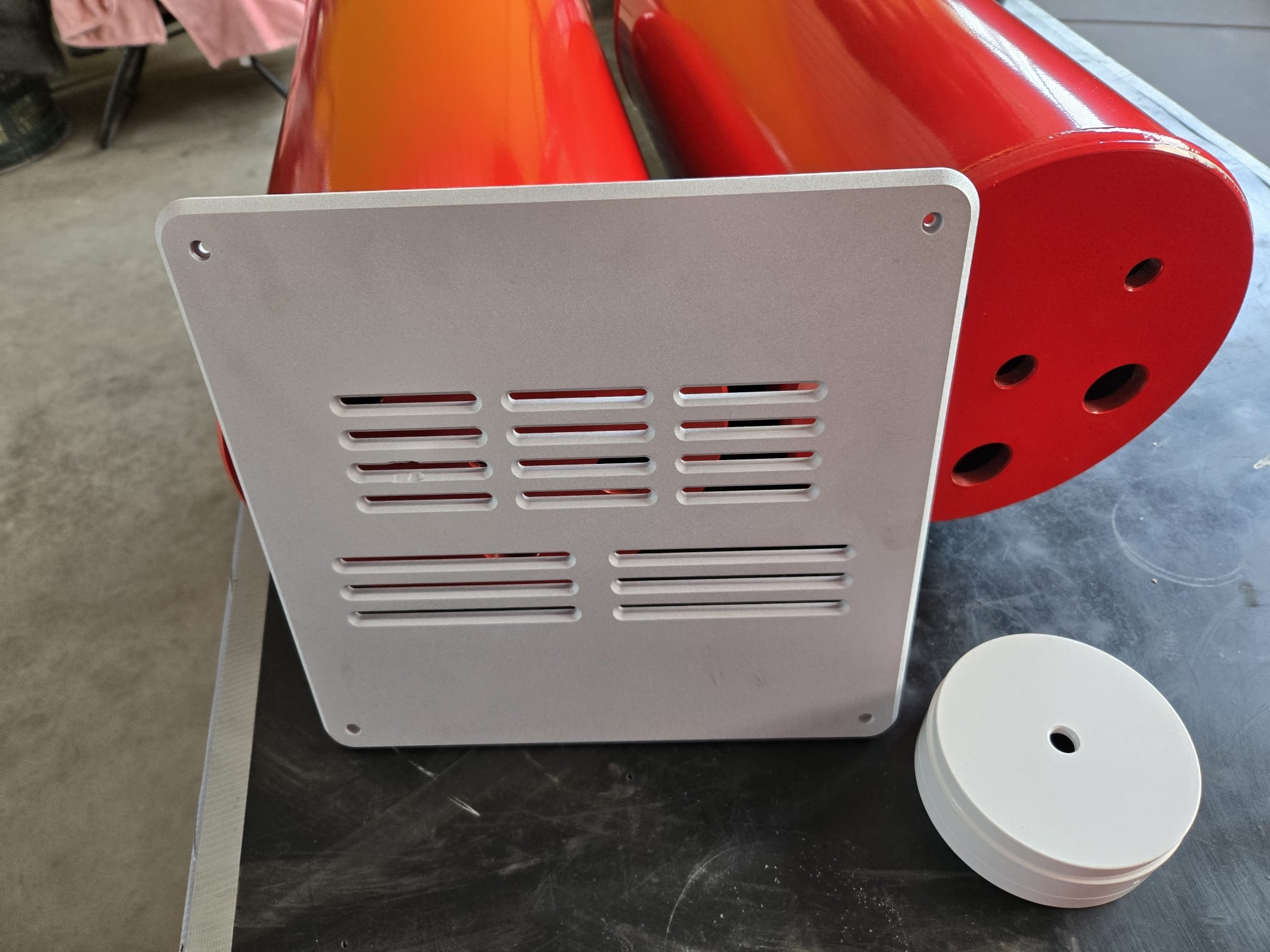 Componente industriale rosso con pannello bianco
