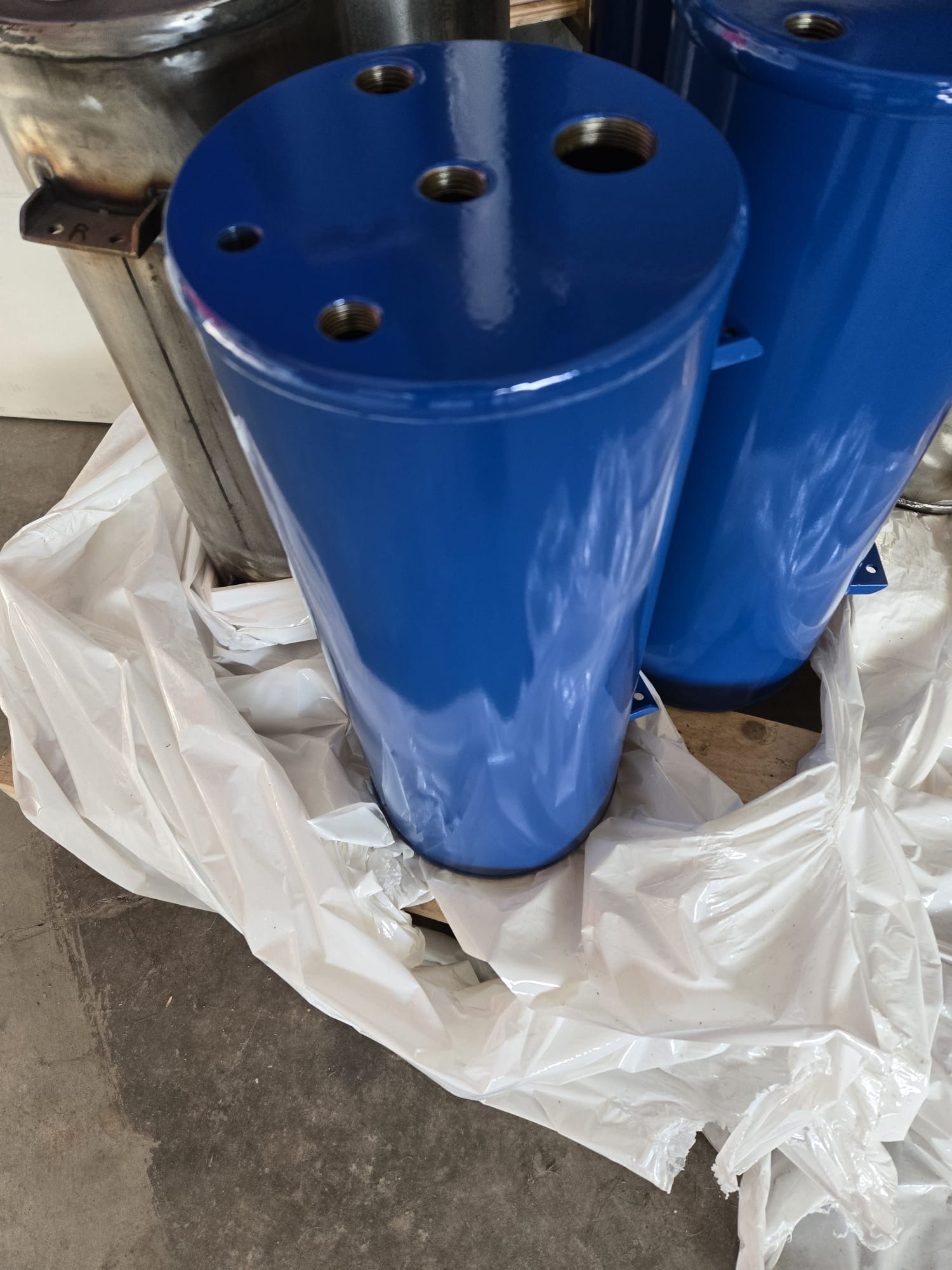 Componenti metallici verniciati blu